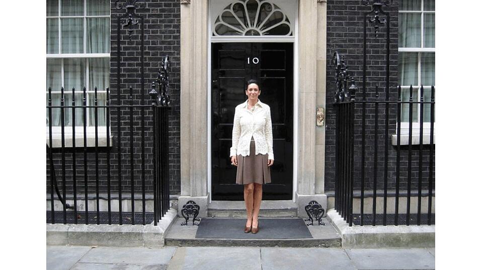 Die Epstein-Vertraute Maxwell lie&szlig; sich auch vor dem britischen Regierungssitz in London fotografieren.