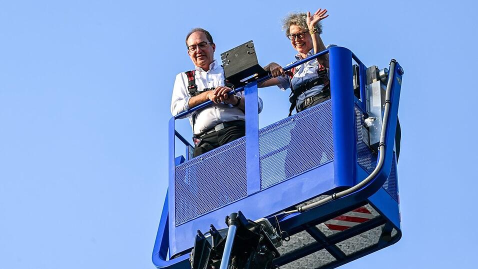 Im vergangenen Sommer ließ sich Bundesinnenminister Alexander Dobrindt (CSU) in Quedlinburg unter anderem zeigen, wie Ehrenamtliche des THW mit schwerem Gerät bei der Bergung von Menschen aus eingestürzten Gebäuden helfen können. (Archivbild) Im vergangenen Sommer ließ sich Bundesinnenminister Alexander Dobrindt (CSU) in Quedlinburg unter anderem zeigen, wie Ehrenamtliche des THW mit schwerem Gerät bei der Bergung von Menschen aus eingestürzten Gebäuden helfen können. (Archivbild)