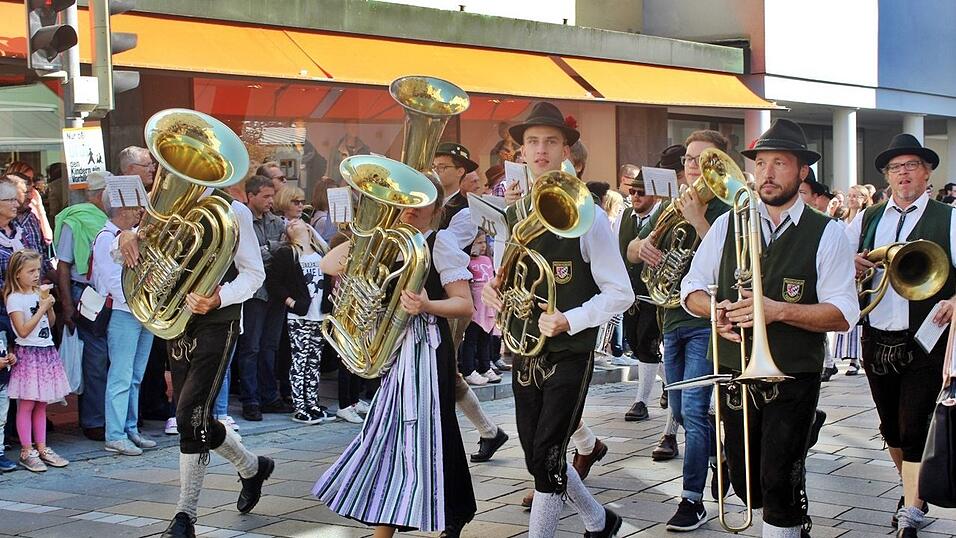 Viele Besucher verfolgten am Sonntag den Umzug auf dem Vilsbiburger Stadtplatz. Viele Besucher verfolgten am Sonntag den Umzug auf dem Vilsbiburger Stadtplatz.