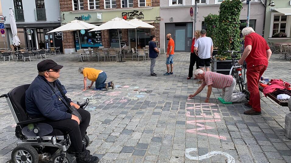 Unter anderem malten die Gegendemonstranten Artikel 1 des Grundgesetzes auf den Theresienplatz.