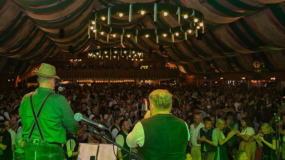 Am Dienstag spielte der Menzl im Festzelt Weckmann auf. Diese Blasmusikfreunde waren mit dabei.