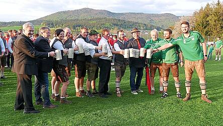 Die Verantwortlichen und Honoratioren stießen auf ein freundschaftliches Fest an.