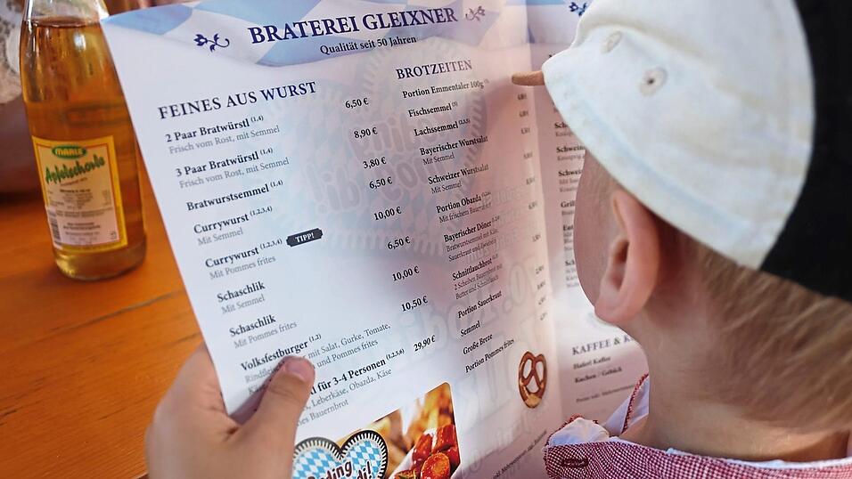 Was kostet ein Volksfestbesuch? Auch wenn er noch nicht lesen kann, macht sich der Nachwuchs schon mal vertraut mit der Speisekarte.