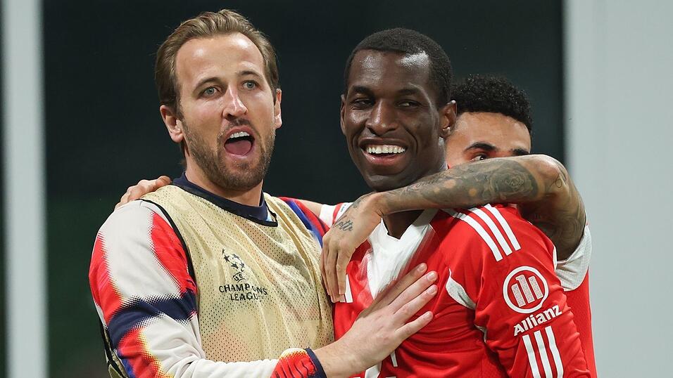 Ersatzspieler Harry Kane (l) bejubelt mit seinem Stellvertreter Nicolas Jackson dessen Tor zum 4:0.