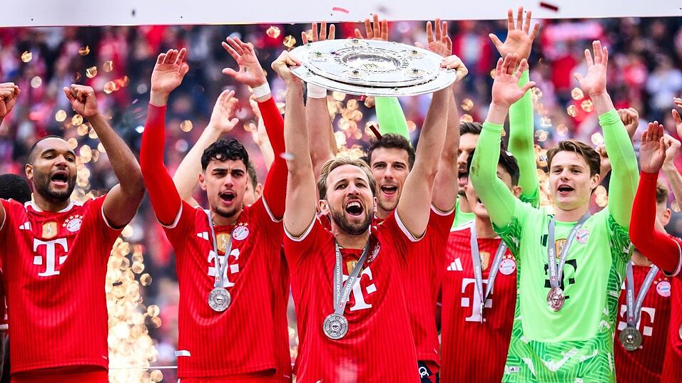 Harry Kane und die Bayern wollen auch in Berlin eine Trophäe in die Höhe stemmen. (Archivbild) Harry Kane und die Bayern wollen auch in Berlin eine Trophäe in die Höhe stemmen. (Archivbild)
