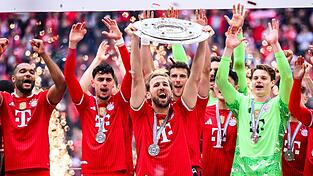 Harry Kane und die Bayern wollen auch in Berlin eine Trophäe in die Höhe stemmen. (Archivbild) Harry Kane und die Bayern wollen auch in Berlin eine Trophäe in die Höhe stemmen. (Archivbild)