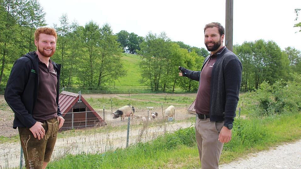 Leopold Lindner (l.) und Daniel Frischhut, der Gesch&auml;ftsf&uuml;hrer des Bio-Hofs in Leberfing.