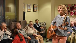 Mit guter Laune gelang es Irmgard Hubauer als Stimmtherapeutin, die alten Lieder mit Gitarrenbegleitung zum Leben zu erwecken.