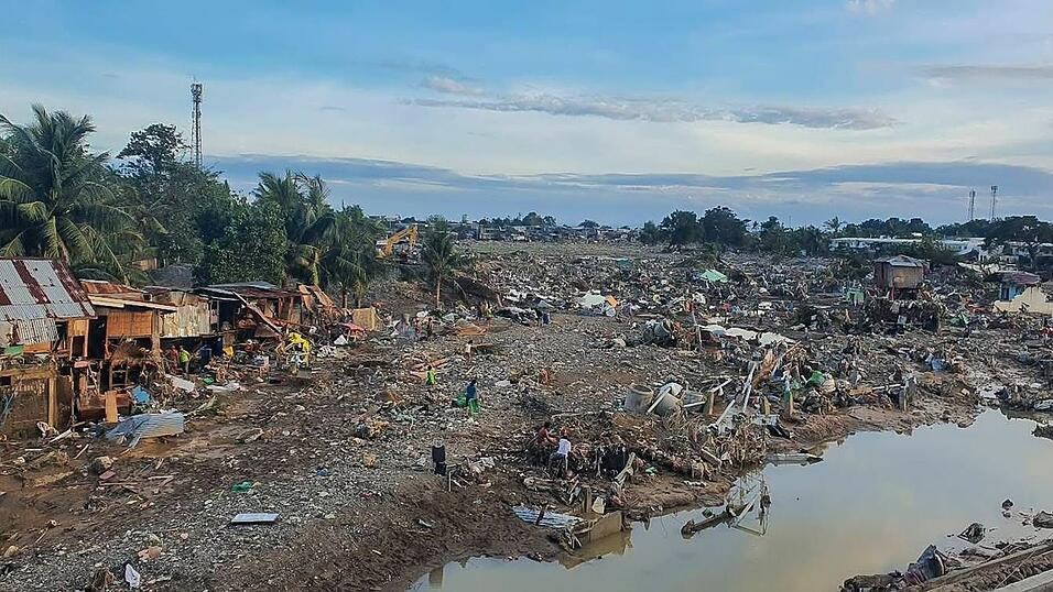 Der Taifun hatte mit heftigem Wind und Starkregen gewütet. Der Taifun hatte mit heftigem Wind und Starkregen gewütet.
