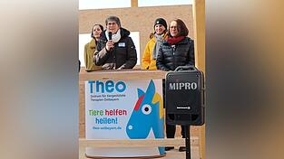 Oberb&uuml;rgermeisterin Gertrud Maltz-Schwarzfischer, Landr&auml;tin Tanja Schweiger, Vkm-Vorsitzende Christa Wei&szlig; und Zeitlarns B&uuml;rgermeisterin Andrea Dobsch (von rechts) auf der B&uuml;hne.