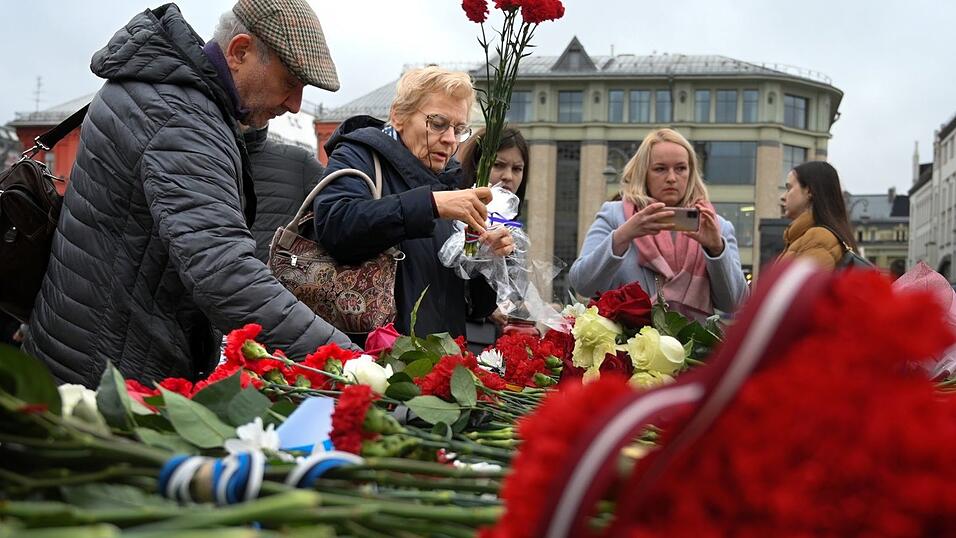 Jedes Jahr gedenken Menschen am Solowezki-Stein in Moskau der Opfer von politischer Verfolgung. (Archivbild) Jedes Jahr gedenken Menschen am Solowezki-Stein in Moskau der Opfer von politischer Verfolgung. (Archivbild)