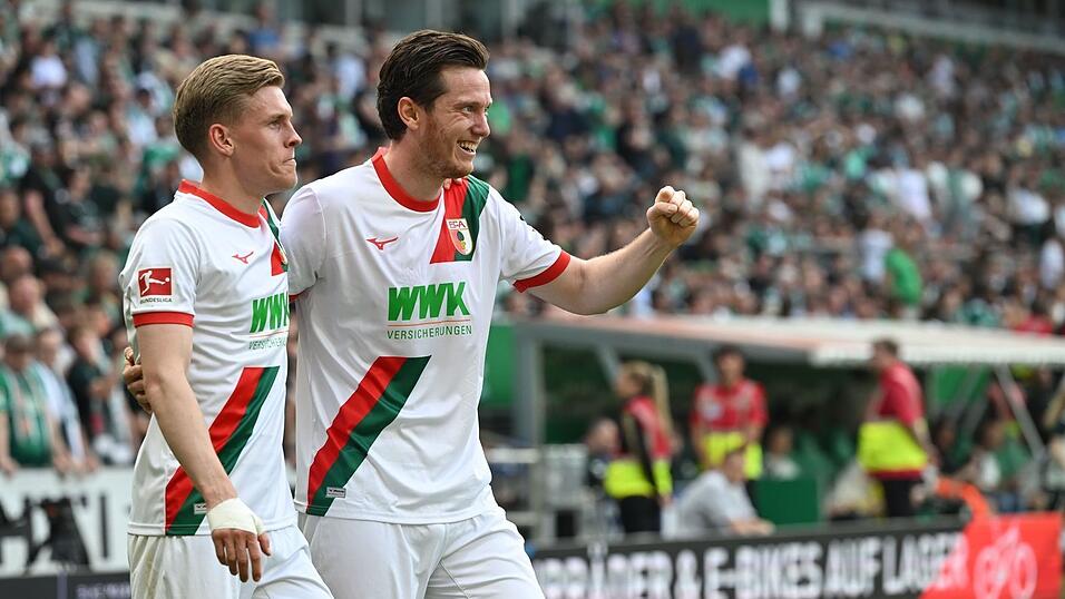 Der Torsch&uuml;tze und sein Vorbereiter: Augsburgs Anton Kade (l) mit seinem Sturmpartner Michael Gregoritsch.
