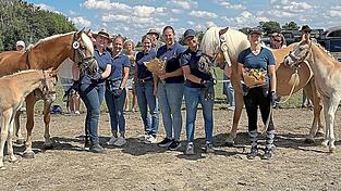Die gekürten Moosener Fohlen mit ihren Müttern und ihren Betreuern: Birgit Gründl, Tochter von Manfred Zuhr, Tini Steer, Lilly Loos, Anja Schuster, Nina Scholz und Steffi Daschinger. Die gekürten Moosener Fohlen mit ihren Müttern und ihren Betreuern: Birgit Gründl, Tochter von Manfred Zuhr, Tini Steer, Lilly Loos, Anja Schuster, Nina Scholz und Steffi Daschinger.