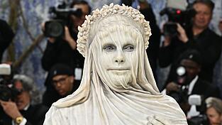 Model Heidi Klum erschien verkleidet als Statue zur Met-Gala.