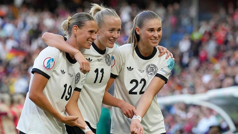 Die deutschen Fußballerinnen erinnern an ihre verletzte Kapitänin Giulia Gwinn.