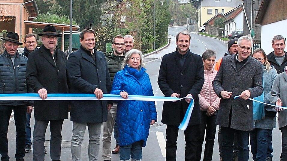 Einen kleinen Schnitt für ein großes Plus an Sicherheit machten am Dienstag die Ehrengäste bei der Eröffnung der Ortsdurchfahrt Zeholfing. Einen kleinen Schnitt für ein großes Plus an Sicherheit machten am Dienstag die Ehrengäste bei der Eröffnung der Ortsdurchfahrt Zeholfing.