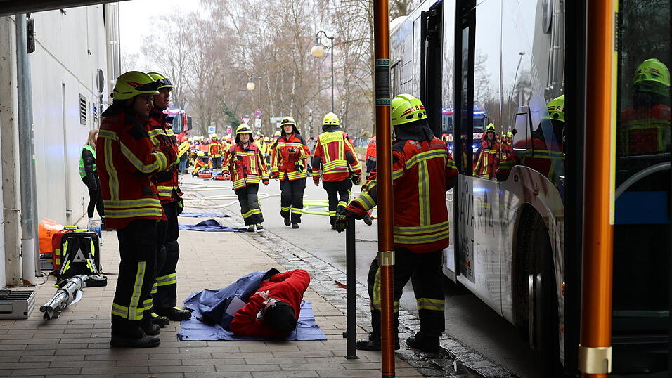 Die Einsatzkräfte mussten sich vor Ort gleich mehreren Herausforderungen stellen, von der Versorgung der Verletzten bis zum Ölaustritt und der Evakuierung der Eishalle. Die Einsatzkräfte mussten sich vor Ort gleich mehreren Herausforderungen stellen, von der Versorgung der Verletzten bis zum Ölaustritt und der Evakuierung der Eishalle.