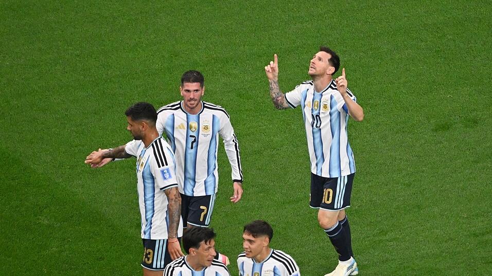 Lionel Messi (r.) nach seinem WM-Rekordtor.