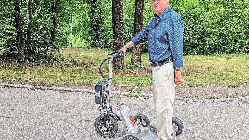Mit E-Rollstuhl-Motor heizt Karl Paul auf seiner elektrisch betriebenen Gehhilfe durch die Stadt.
