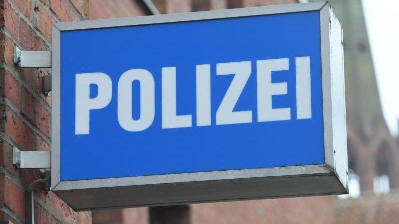 Ein Schild mit dem Schriftzug 'Polizei' hängt an einer Polizeiwache. Ein Schild mit dem Schriftzug 'Polizei' hängt an einer Polizeiwache.