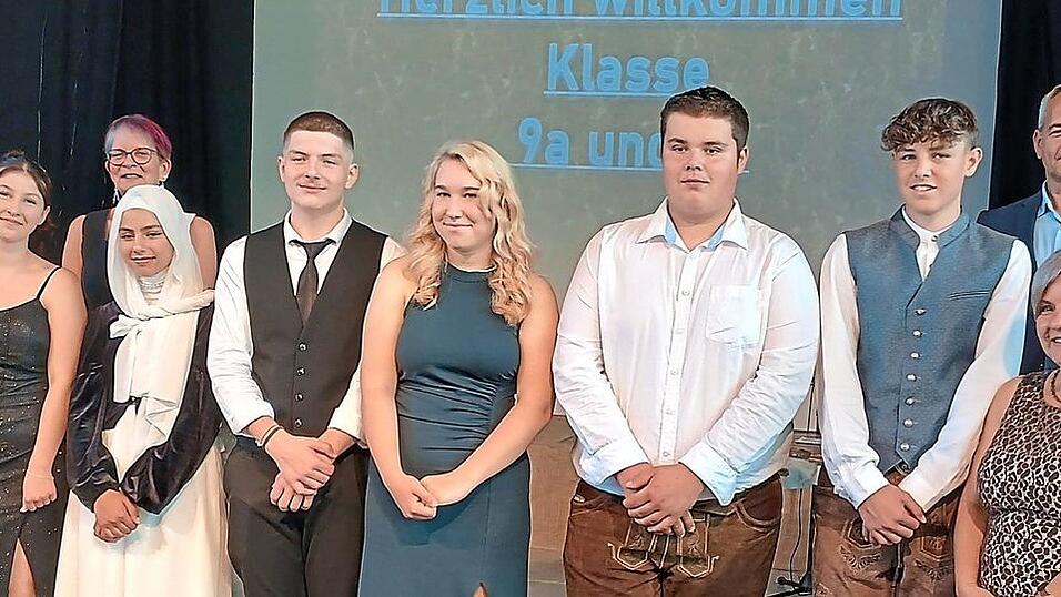 Die Jahrgangsbesten an der Mittelschule wurden am Freitag gefeiert. Unser Bild zeigt (v.l.) Julian Rank, Mia Preu&szlig;, Klassenleiterin Ariane Eichenlaub, Nour Othman, Matthias Horn, Greta Csarnai, Maximilian Merkl, Samuel Hoffmann, Maximilian Bauer, Schulleiterin Elke Gold und Patricia-Ilona Bolojan.