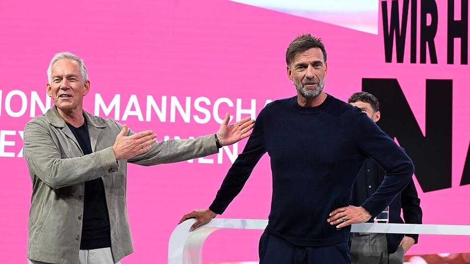 J&uuml;rgen Klopp (rechts) wird von Moderator Johannes B. Kerner als Telekom-Experte vorgestellt.