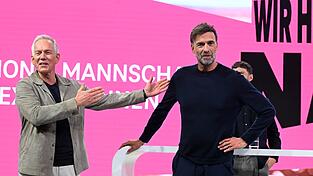 J&uuml;rgen Klopp (rechts) wird von Moderator Johannes B. Kerner als Telekom-Experte vorgestellt.