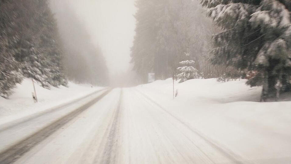 Winterdienste kommen kaum nach: Autofahrt am 18. Januar von Straubing nach Viechtach.