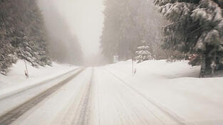 Winterdienste kommen kaum nach: Autofahrt am 18. Januar von Straubing nach Viechtach.