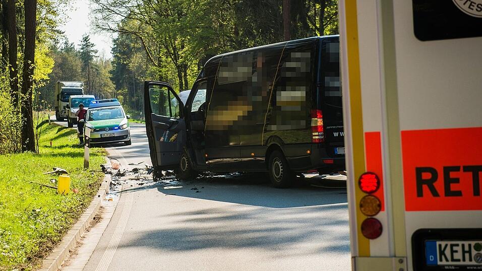 Die Fahrzeuge krachten wohl frontal ineinander.