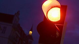 Hinsichtlich der Ampelfarben sahen die Politiker am Mittwochabend auf Twitter nur noch rot. (Symbolbild)