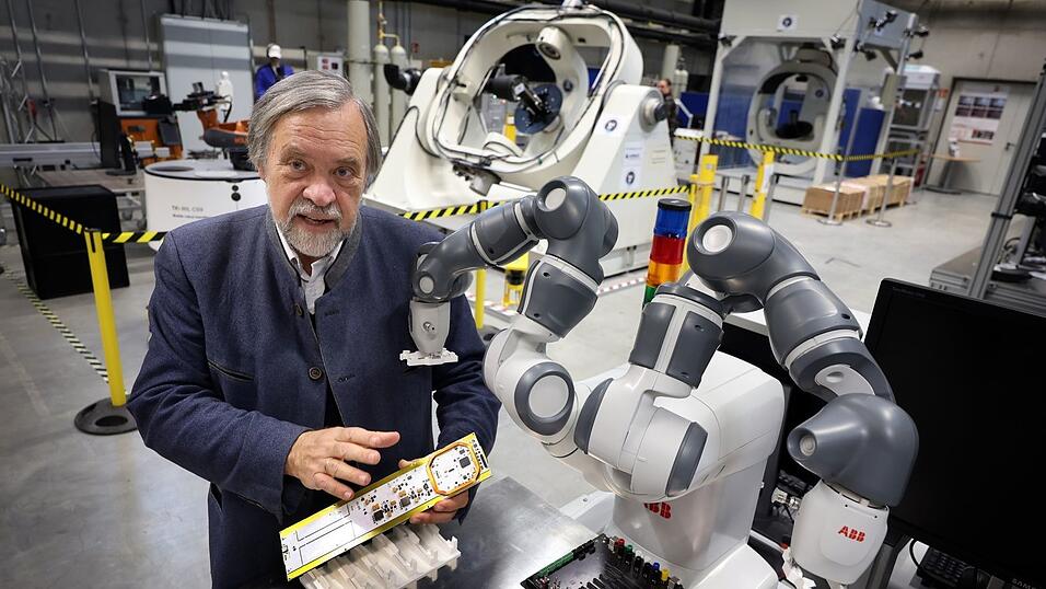 Schon vor 20 Jahren schickte Klaus Schilling kleine Satelliten ins All. Schon vor 20 Jahren schickte Klaus Schilling kleine Satelliten ins All.