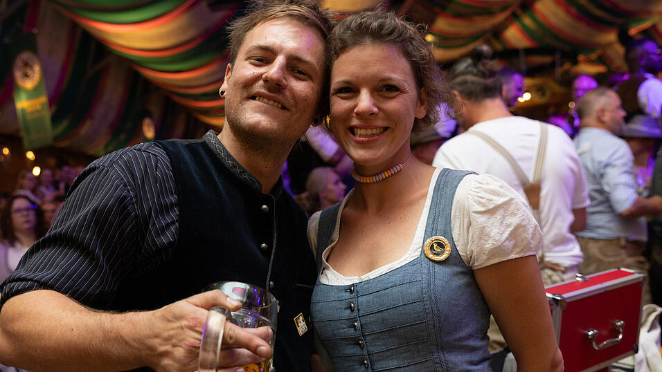 Die Partybilder vom Dienstag, 11. August, aus dem Festzelt Weckmann. Die Partybilder vom Dienstag, 11. August, aus dem Festzelt Weckmann.
