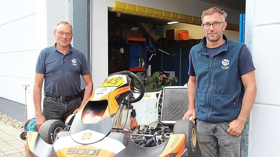 Michael Bunke (r., auf dem Foto mit Papa Hans-Peter) geht in der n&auml;chsten Woche bei der Kart-Weltmeisterschaft an den Start. Sein eigener Renner bleibt allerdings in der Garage: F&uuml;r die Titelk&auml;mpfe bekommt er von einem franz&ouml;sischen Rennstall zwei Karts gestellt.