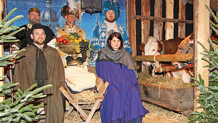 Hauptdarsteller im Stall bei Schafen, Ochs und Esel war die Erdinger Familie Reiser: Papa Florian als Josef, Mama Maria als Maria und das am Nikolaustag geborene Baby Letizia als Jesuskind. Die Heiligen Drei K&ouml;nige spielten (v.l.) Benedikt Beil, Gerhard Zech und Oliver Scheufler.