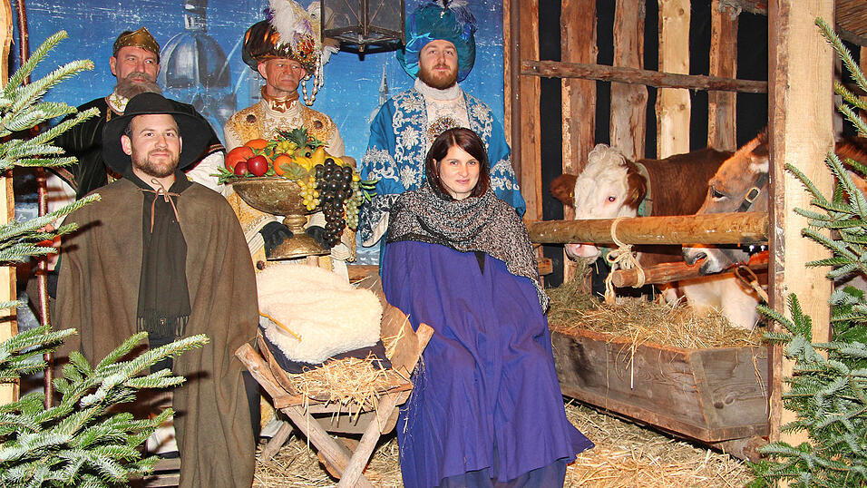 Hauptdarsteller im Stall bei Schafen, Ochs und Esel war die Erdinger Familie Reiser: Papa Florian als Josef, Mama Maria als Maria und das am Nikolaustag geborene Baby Letizia als Jesuskind. Die Heiligen Drei K&ouml;nige spielten (v.l.) Benedikt Beil, Gerhard Zech und Oliver Scheufler.