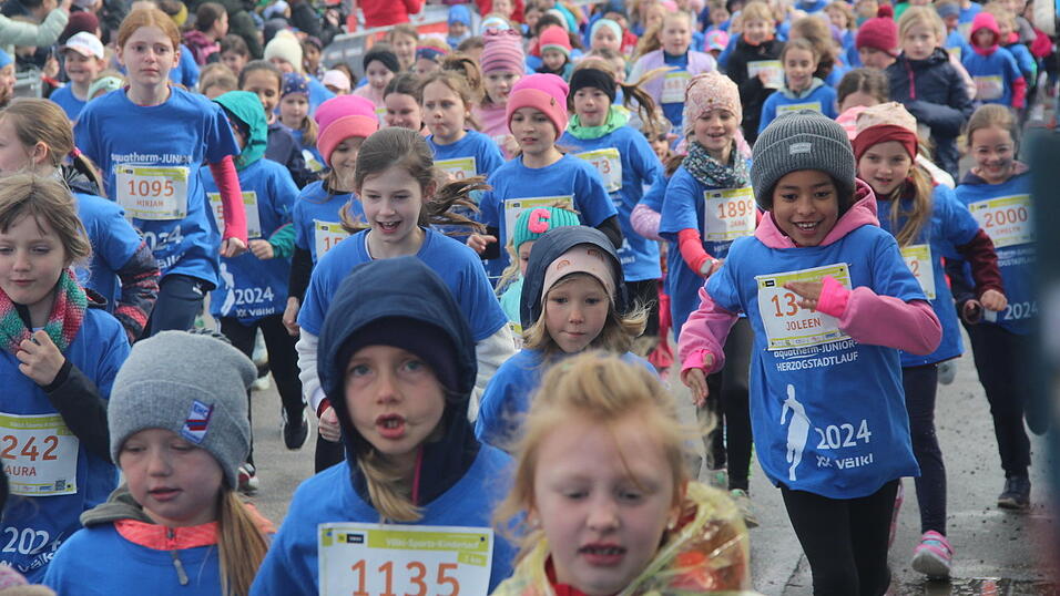 Nasskaltes Aprilwetter lässt die jungen Straubinger Läufer kalt.