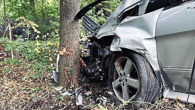 Nach dem Zusammenstoß mit einem Fiat prallte der Mercedes gegen einen Baum.