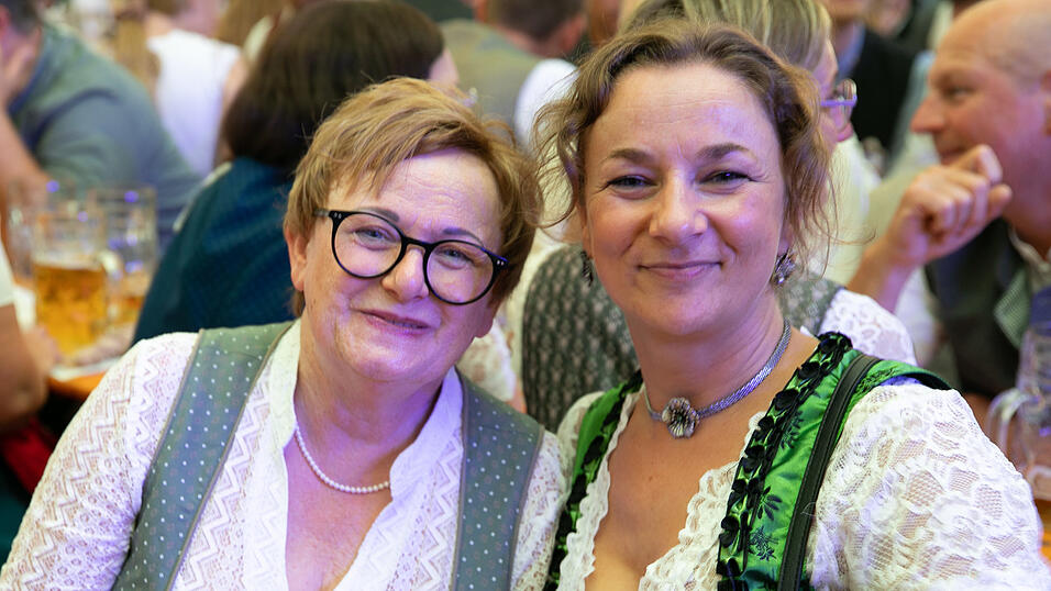 Echte Blasmusikfans lie&szlig;en sich den Montagabend im Festzelt Weckmann nicht entgehen.