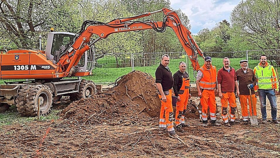 Im Europapark entsteht gerade ein neuer Spielplatz für unter Dreijährige unter der Federführung von Sebastian Peintinger (rechts) mit Unterstützung seines erfahrenen Teams. Im Europapark entsteht gerade ein neuer Spielplatz für unter Dreijährige unter der Federführung von Sebastian Peintinger (rechts) mit Unterstützung seines erfahrenen Teams.