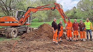 Im Europapark entsteht gerade ein neuer Spielplatz für unter Dreijährige unter der Federführung von Sebastian Peintinger (rechts) mit Unterstützung seines erfahrenen Teams. Im Europapark entsteht gerade ein neuer Spielplatz für unter Dreijährige unter der Federführung von Sebastian Peintinger (rechts) mit Unterstützung seines erfahrenen Teams.