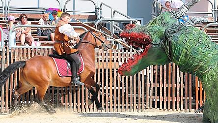 Ein Wurf, ein Treffer: Christian Baumann gl&auml;nzt als Kinderritter im Kampf gegen Drache Eddi.