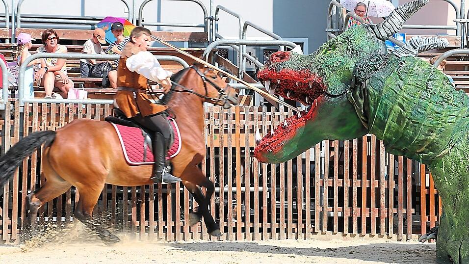 Ein Wurf, ein Treffer: Christian Baumann glänzt als Kinderritter im Kampf gegen Drache Eddi. Ein Wurf, ein Treffer: Christian Baumann glänzt als Kinderritter im Kampf gegen Drache Eddi.
