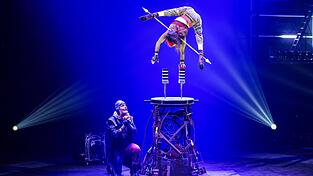 Bei ihrer Darbietung balanciert Silke Pan auf Handstandst&uuml;tzen - und steigt mit den Kl&ouml;tzen immer weiter in die H&ouml;he.