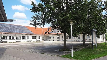Das Gemeindezentrum mit der Lerchenhofhalle; rechts der Standort f&uuml;r die &bdquo;Dorfladen-Box&ldquo;.