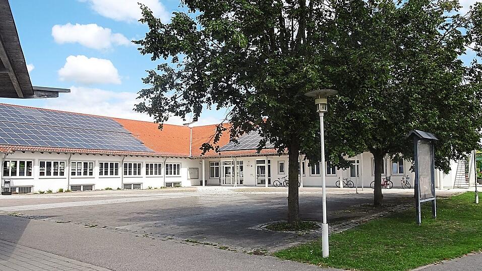 Das Gemeindezentrum mit der Lerchenhofhalle; rechts der Standort f&uuml;r die &bdquo;Dorfladen-Box&ldquo;.