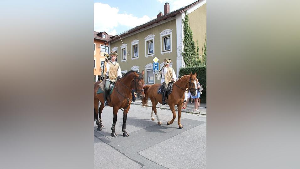 Die schönsten Augenblicke des historischen Drachenstich-Festzuges 2016. Die schönsten Augenblicke des historischen Drachenstich-Festzuges 2016.