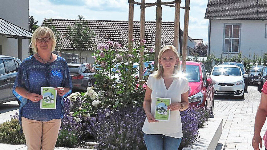 Die Programmverantwortlichen der VHS Landshuter Land, Carina Schmid, Elisabeth Weidner, Irene Blumhagen und Birgit Scholz (v.l.), bei der Besprechung des gemeinsamen VHS-Programmheftes. Die Programmverantwortlichen der VHS Landshuter Land, Carina Schmid, Elisabeth Weidner, Irene Blumhagen und Birgit Scholz (v.l.), bei der Besprechung des gemeinsamen VHS-Programmheftes.