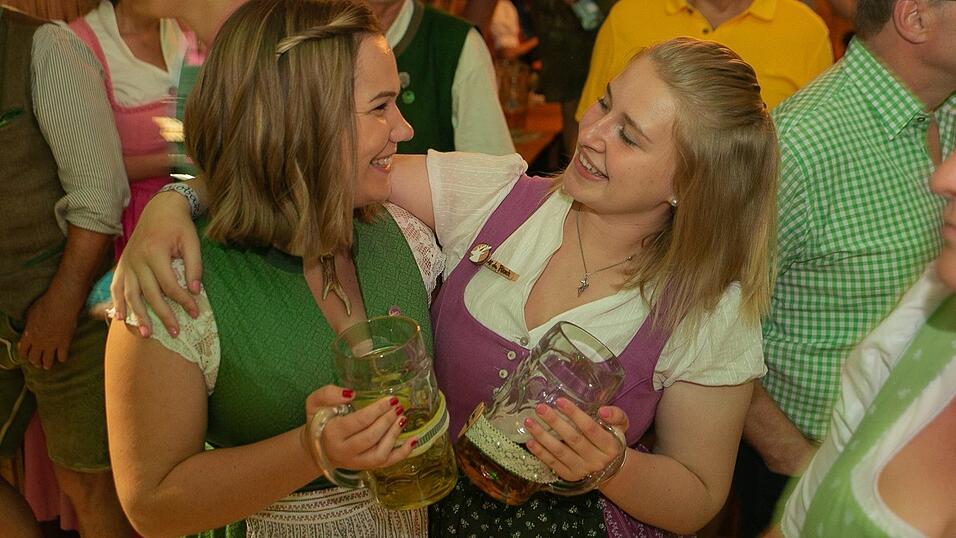 Am Dienstag spielte der Menzl im Festzelt Weckmann auf. Diese Blasmusikfreunde waren mit dabei.