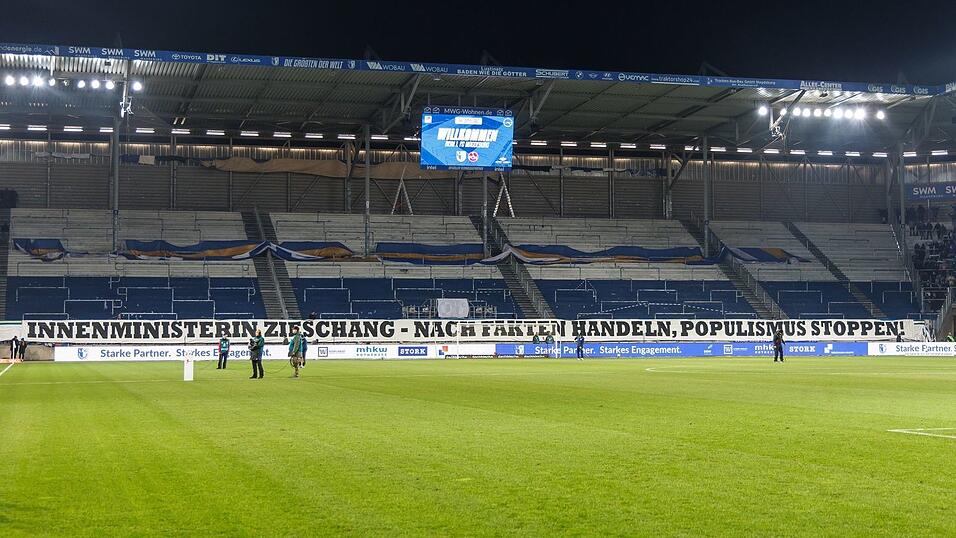 Die Ultras beider Seiten blieben die ersten zwölf Minuten vor dem Stadion.